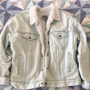 Vintage Levi’s Sherpa lined denim jacket!